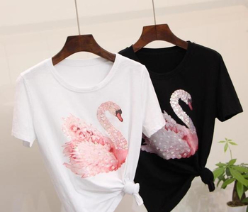Сладка дамска тениска с апликация лебед в бял и черен цвят