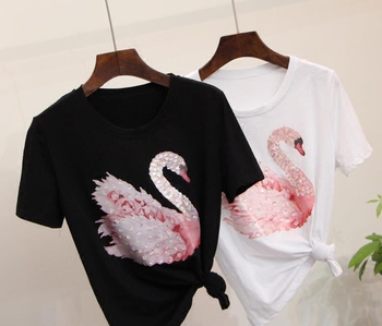 Сладка дамска тениска с апликация лебед в бял и черен цвят