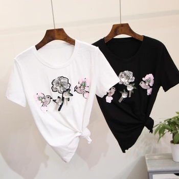 Красива тениска за дамите в бял и черен цвят с декорация
