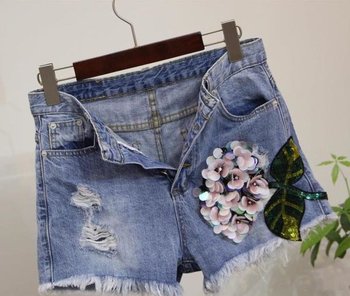 Дамски комплект - къси панталони  и тениска с декорация