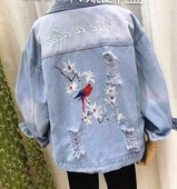 Актуално дамско дънково яке с разпокъсани мотиви по гърба и интересна шарена бродерия