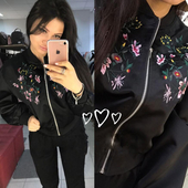 Αθλητικό γυναικείο μπουφάν σε δύο χρώματα με όμορφο κέντημα λουλουδιών