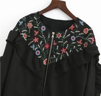 Много стилно дамско яке с флорални шарени бродерии и дълъг,широк ръкав