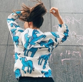 Тъничко дамско яке с качулка и интересни шарени апликаций