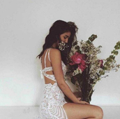 Дамска рокля с интересен гръб и нежна ажурна дантела във формата на цветя