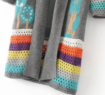 Дълга плетена дамска жилетка с изображение в два цвята