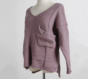 Стилен дамски пуловер с джобче и  V-образно деколте, в много цветове