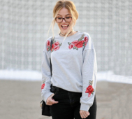 Ежедневна дамска блуза в сив цвят с флорална бродерия