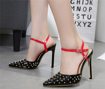 Уникални дамски затворени обувки на висок ток с метални нитове и червена закопчалка около глезена