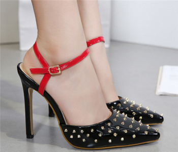 Уникални дамски затворени обувки на висок ток с метални нитове и червена закопчалка около глезена