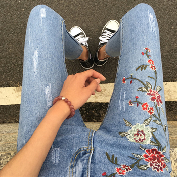 Μοντέρνο γυναικείο Slim τζιν με  floral κεντήματα