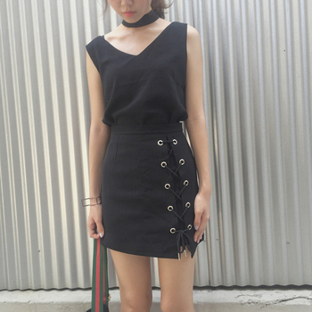 Стилна дамска пола с метални халки и връзки, с висока талия и в черен цвят