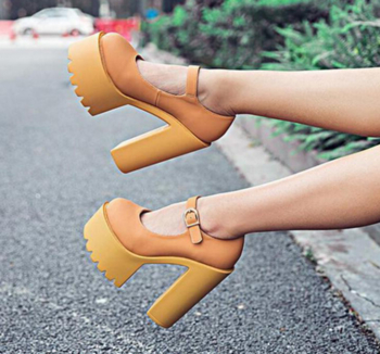 Дамски затворени обувки с висок ток и груба подметка в два различни цвята