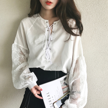 Κομψή γυναικεία μπλούζα με δαντελωτά διαφανή μανίκια και κορδόνια σε ευρύ σχέδιο