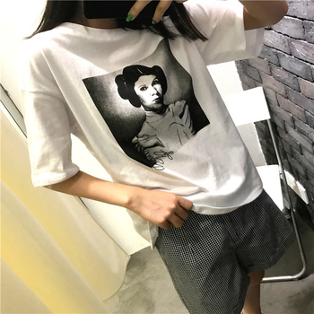 Ежедневна дамска тениска в бял цвят с черно-бяло изображение, в широк модел