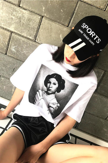 Ежедневна дамска тениска в бял цвят с черно-бяло изображение, в широк модел