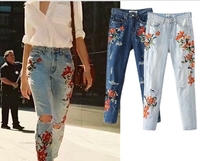 Πολύ σύγχρονα γυναικεία τζιν με όμορφα κεντήματα μπλε και  ανοιχτό μπλε με ξεθωριασμένα γόνατα