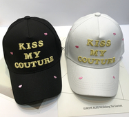 Сладка дамска шапка с козирка в бял и черен цвят с надпис