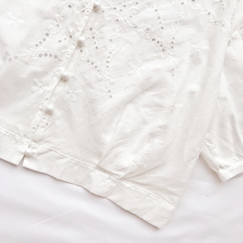 Καθημερινό γυναικείο πουκάμισο με μανίκια 3/4 και δαντέλα σε γκρι και λευκό