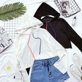 Дамска спортна блуза в широк модел с качулка, в бял и черен цвят