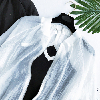 Прозрачен дамски суичър в бял и черен цвят с декорация на гърба