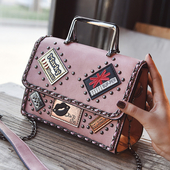 Мини дамска чанта с две метални дръжки с апликации и метална декорация в няколко цвята