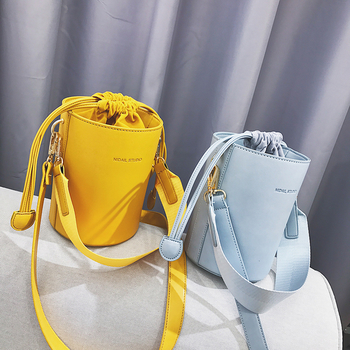 Много красива дамска  чанта с широка дръжка в три цвята