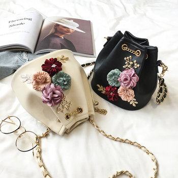 Μίνι  γυναικεία τσάντα  με 3D floral διακόσμηση με μεταλλική λαβή