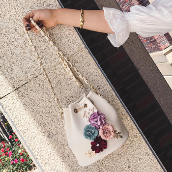 Мини чанта за дамите с 3D флорална декорация с метална дръжка