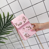 Γλυκιά μίνι τσάντα σε ορθογώνιο σχήμα με κεντημένη διακόσμηση και μεταλλική λαβή