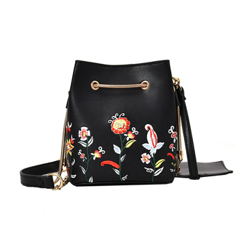 Γυναικεία τσάντα  με μεταλλική λαβή και floral κεντήματα