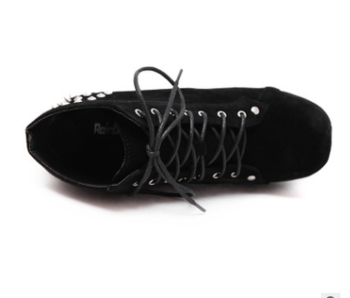 Γυανικεία  κλειστά παπούτσια με συνδέσμους και πολύ ενδιαφέρον γυαλιστερά πριτσίνια σε όλο το μήκος του τακούνι