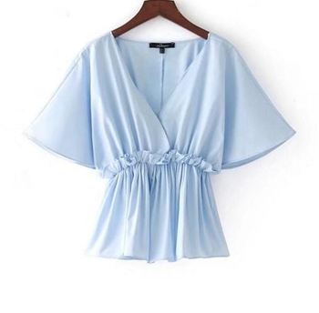 Много стилна спортно-елегантна дамска блуза с V-образно деколте и къс 3/4 ръкав в светлосин цвят