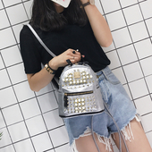 Μίνι γυαλιστερό γυναικείο σακίδιο σε τρία χρωμάτα