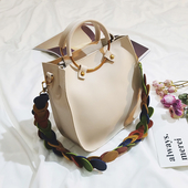 Κομψή γυναικεία τσάντα  με ενδιαφέρουσα λαβή και πολλά χρώματα