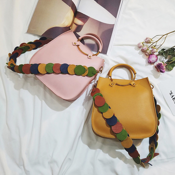 Κομψή γυναικεία τσάντα  με ενδιαφέρουσα λαβή και πολλά χρώματα