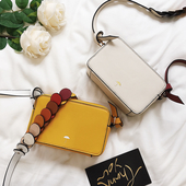 Мини дамска чанта в два цвята и интересна дръжка