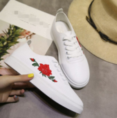 Πολύ κομψά  γυναικεία αθλητικά παπούτσια σε  μαύρο και άσπρο και όμορφα κεντήματα