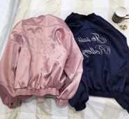 Γυναικείο σακάκι  σε ροζ και μαύρο χρώμα με ενδιαφέρουσα επιγραφή στο πίσω μέρος