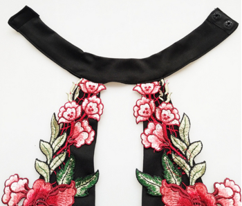 Γυναικείο  σπορ-κομψό μπουστάκι  με κολάρο σε σχήμα O και πολύ όμορφο κεντημένο τριαντάφυλλο