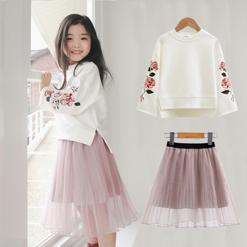 Много стилен детски комплект за момичета - блуза с бродерия и широка пола