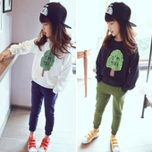 Καθημερινή αθλητική μπλούζα για κορίτσια σε λευκό και σκούρο μπλε με μια εικόνα