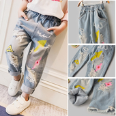 Красиви детски дънки за момичета с цветен десен, накъсани и с висока ластична талия