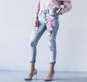 Изключителни дамски дънкови панталони с висока талия,красива бродерия и крачол тип 7/8