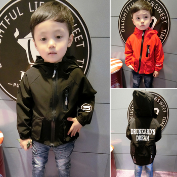Стилно детско яке за момчета с надпис на гърба и качулка в черен и червен цвят