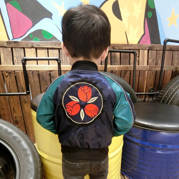 Спортно детско яке за момчета тип бомбър с изображение на гърба