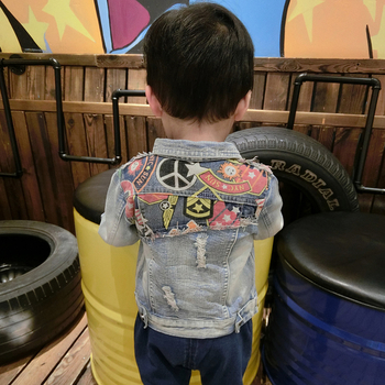 Κομψο παιδικό μπουφάν denim για αγόρια σε ανοιχτόχρωμο χρώμα