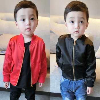 Κομψό μπουφάν  για αγόρια σε μαύρο και κόκκινο χρώμα με κεντήματα στο πίσω μέρος