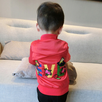 Κομψό μπουφάν  για αγόρια σε μαύρο και κόκκινο χρώμα με κεντήματα στο πίσω μέρος