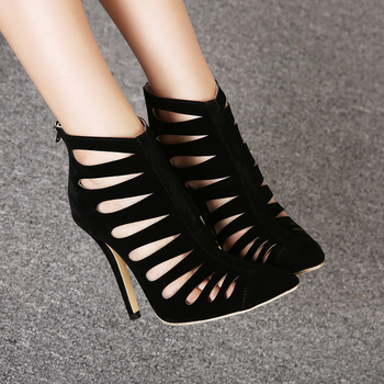 Елегантни обувки на висок ток за дамите - остри, в черен цвят